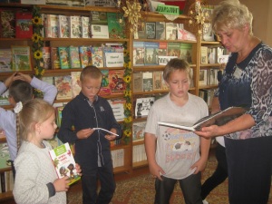 Литературно-игровая программа Будем с книгами дружить К Дню библ 030