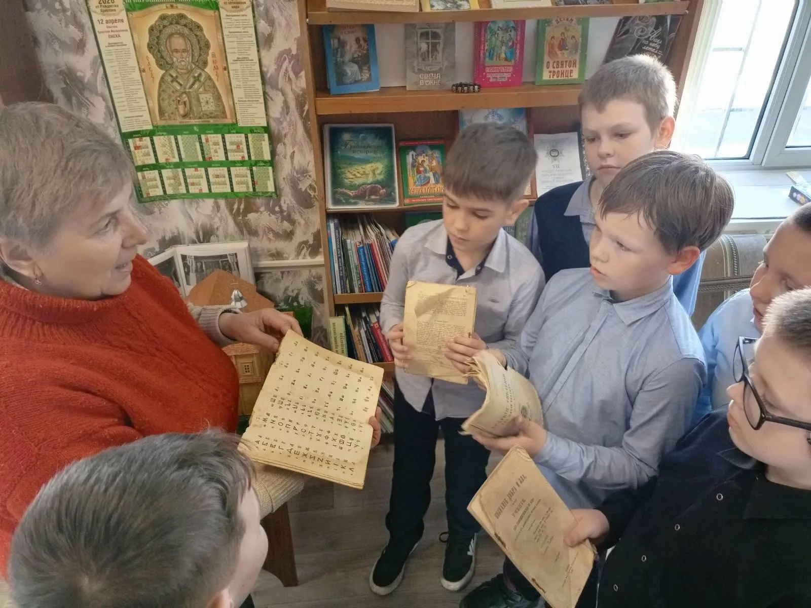 «Дорога к духовности»: в библиотеках Копыльского района проходят мероприятия ко Дню православной книги