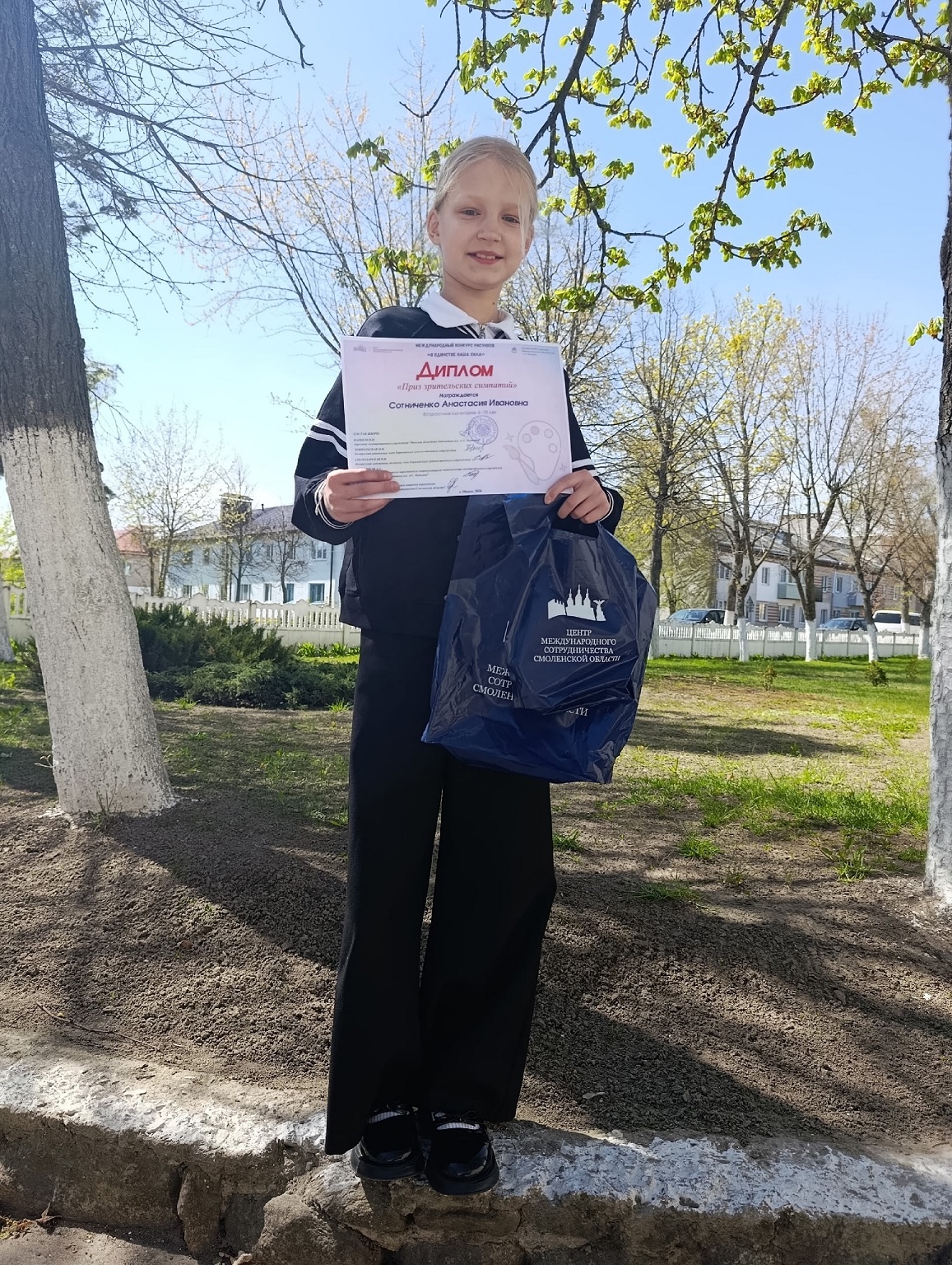 Юная читательница из Великораевской сельской библиотеки стала призёром международного конкурса рисунка «В единстве наша сила»